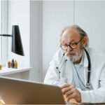 Diferenças práticas entre médico geriatra e gerontólogo: quem procurar e quando