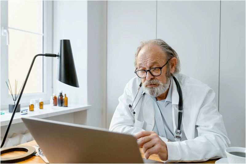 Diferenças práticas entre médico geriatra e gerontólogo: quem procurar e quando