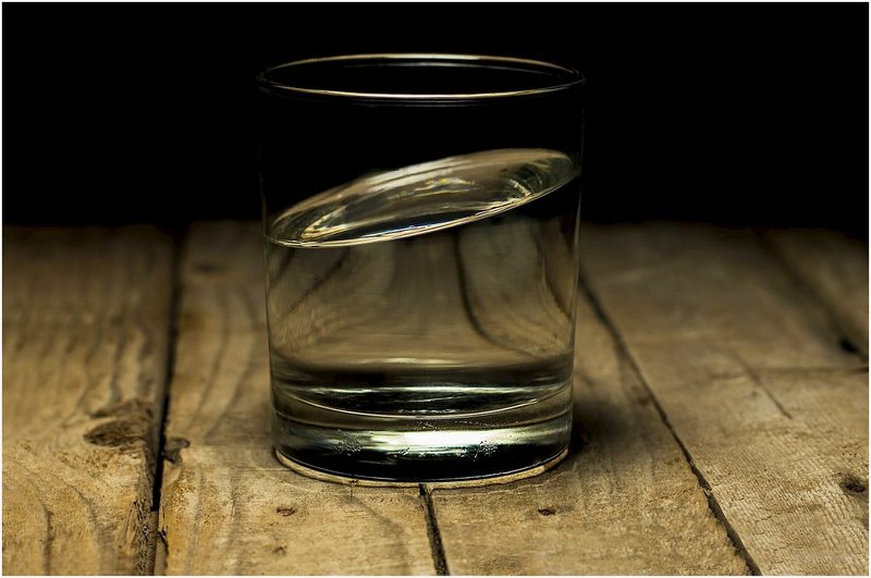 Beber água no dia a dia: jeitos carinhosos de estimular idosos a manter a hidratação