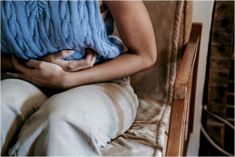 Constipação intestinal em idosos, idoso abdômen, frutas fibras