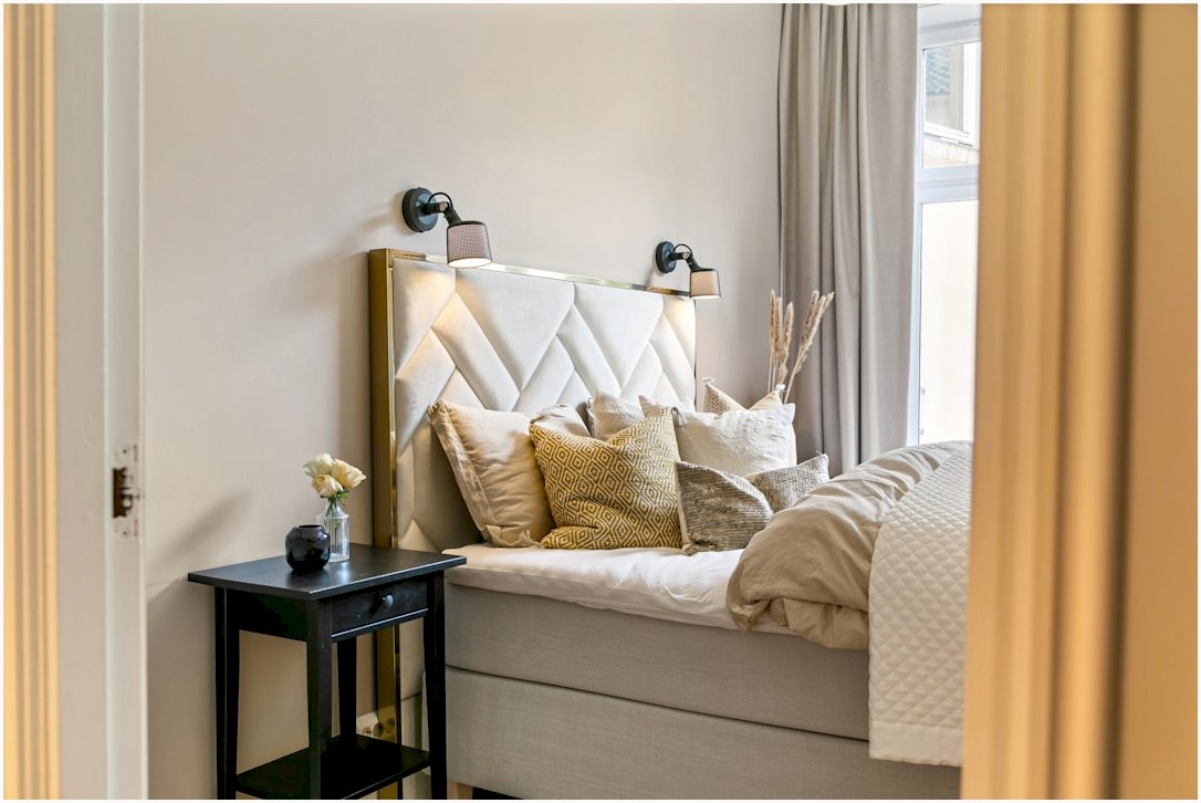 A bedroom with a bed and a night stand