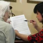 Pessoa idosa tem direito a acompanhante em consultas? Veja o que diz a lei