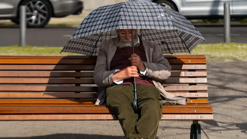 Pessoa idosa descansando sentada em um banco ao ar livre