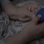 Alarme pessoal para idosos: como escolher botão SOS, GPS e sensor de queda