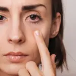 Ardor nos olhos em idosos: causas, cuidados e quando procurar ajuda