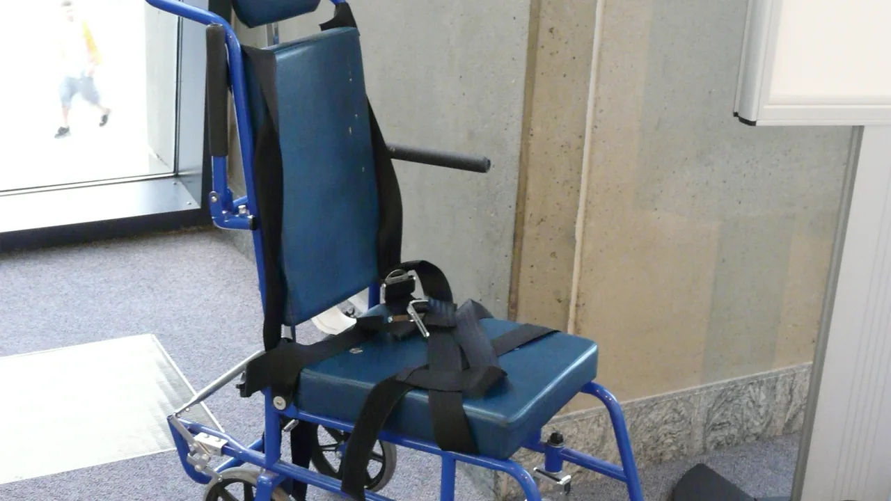 Cadeira de transporte para assistência especial em aeroporto