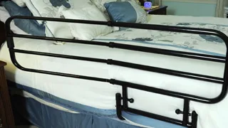 Barra lateral de apoio instalada na lateral de uma cama para ajudar a pessoa a se reposicionar e levantar