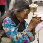 Calafrios em idosos: causas, sinais de alerta e o que fazer