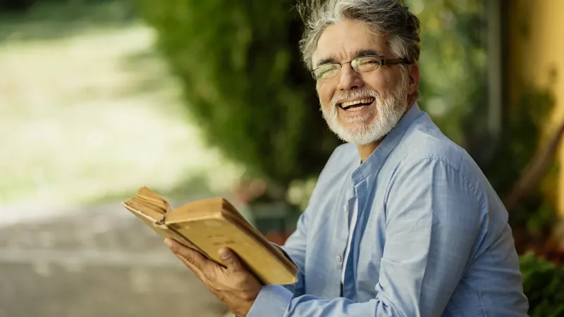 Pessoa idosa lendo ao ar livre, imagem editorial de contexto para sinais de saúde