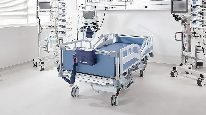 Sistema de colchão pneumático de pressão alternada instalado em cama hospitalar