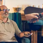 Controle remoto para idosos: como escolher teclas grandes e funções simples