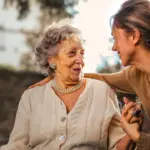Dor na mandíbula em idosos: quando pode ser urgência e o que observar