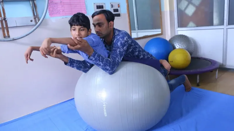 Sessão de fisioterapia com orientação de movimento e postura