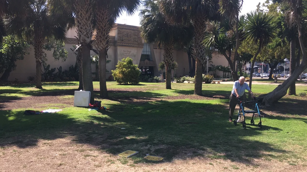 Pessoa idosa caminhando com andador em um parque
