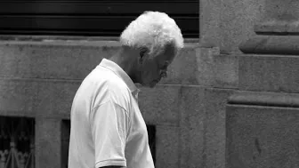 Pessoa idosa caminhando na rua, em imagem editorial para explicar a importância de observar alterações súbitas na fala