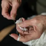 Perda de força nas mãos em idosos: causas, sinais de alerta e o que fazer