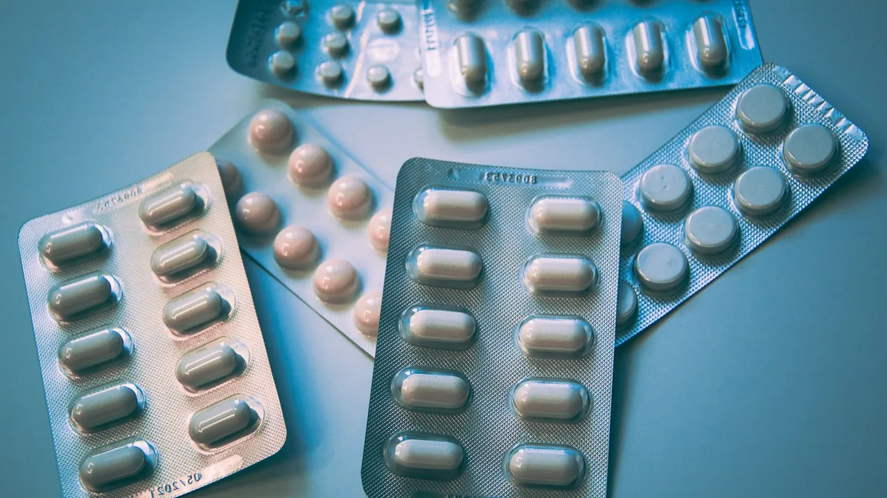 Cartelas de medicamentos organizadas sobre uma superfície clara