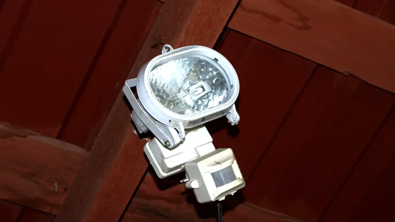 Luminária com sensor de presença instalada em estrutura de madeira