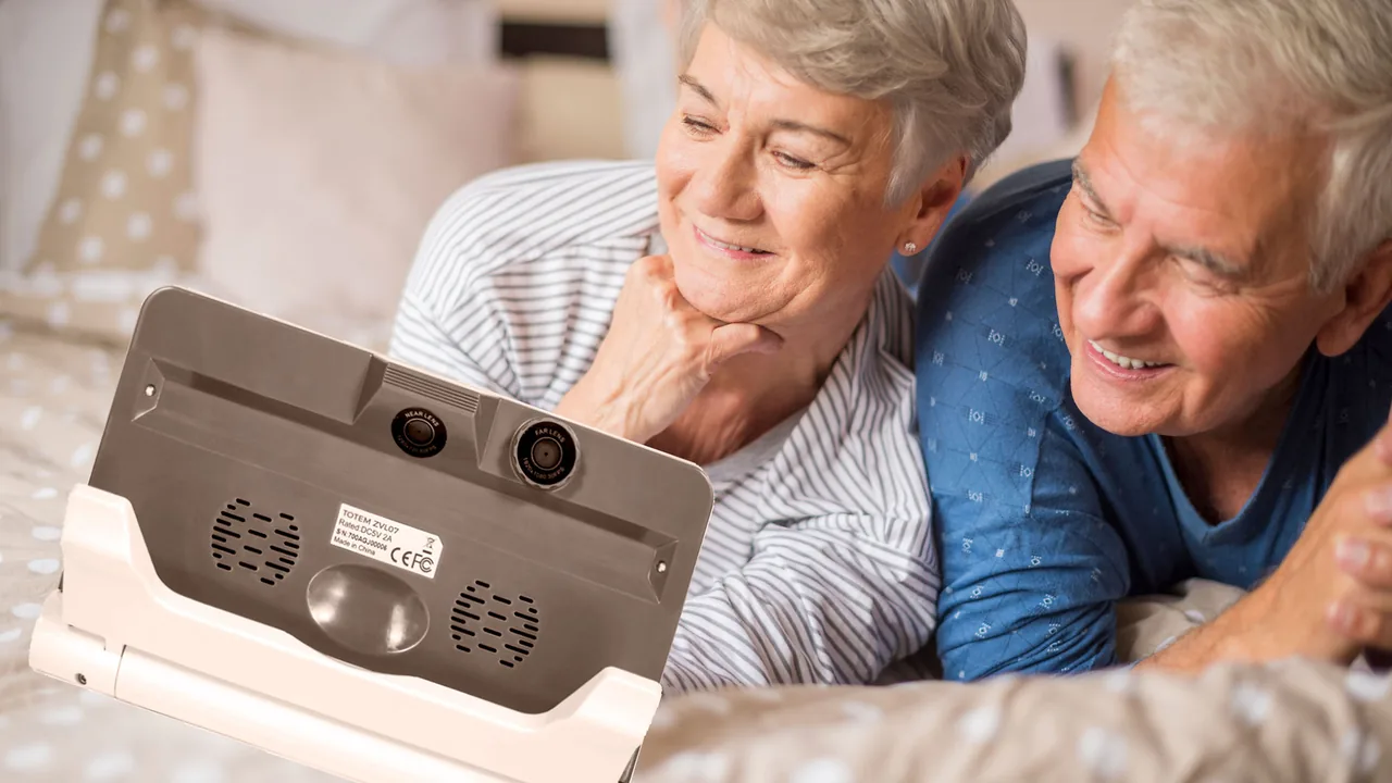 Lupa digital portátil com tela usada por um casal idoso para ampliar uma leitura