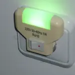 Luz noturna para idosos: como escolher um modelo seguro para evitar tropeços