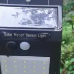 Luz solar com sensor de movimento para idosos: como escolher e instalar