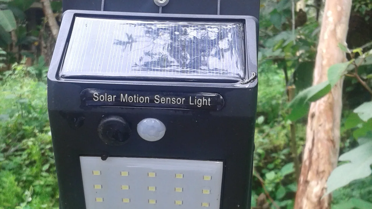 Luminária solar com painel, sensor de movimento e LEDs