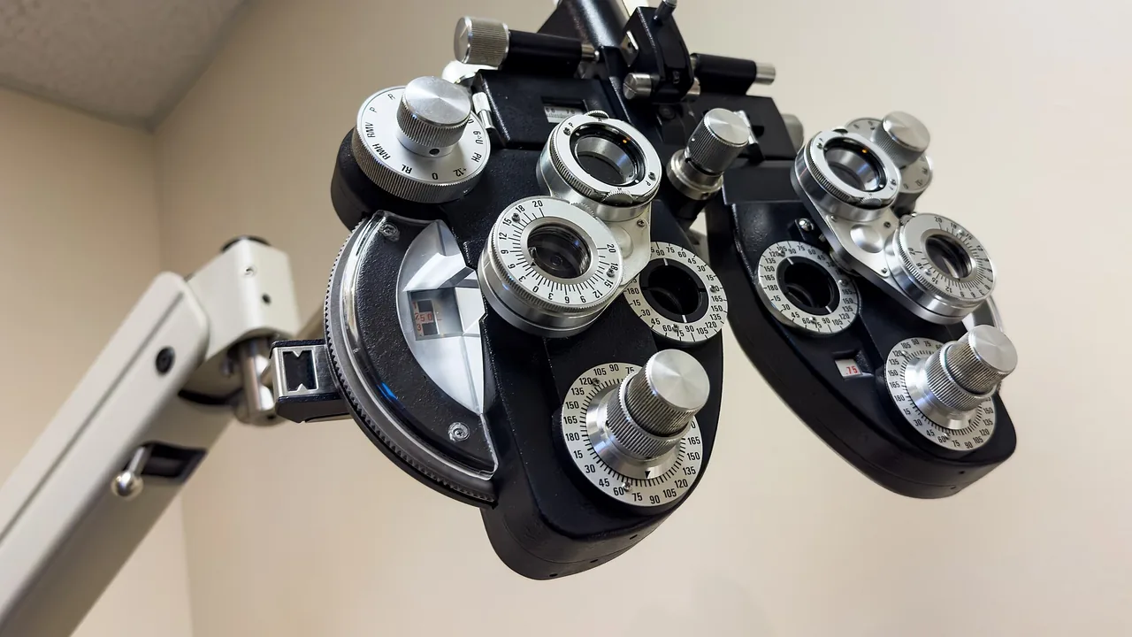 Equipamento usado no exame oftalmológico em uma clínica