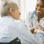 Olhos amarelos em idosos: o que pode ser e quando procurar ajuda