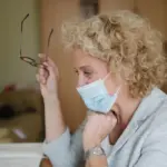 Olhos lacrimejando em idosos: causas, cuidados e quando procurar ajuda