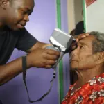 Olhos lacrimejando em idosos: causas, cuidados e sinais de alerta