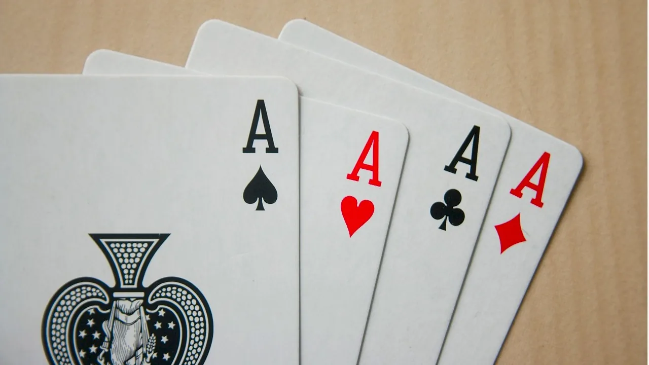 Cartas de baralho sobre uma mesa, exemplo de atividade que exige atenção e memória