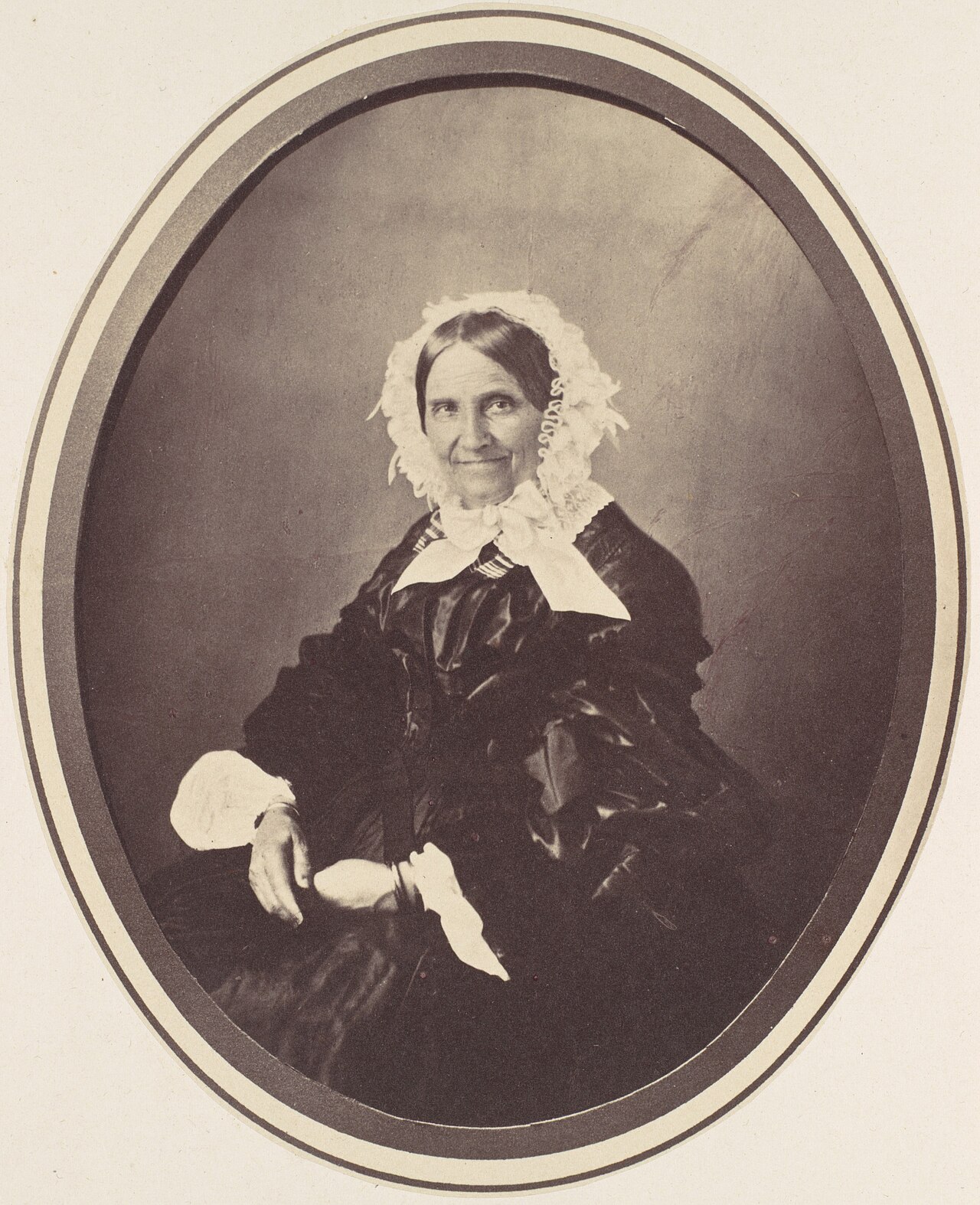 Retrato de uma mulher idosa em fotografia histórica, usado como imagem editorial sobre saúde e acompanhamento do peso