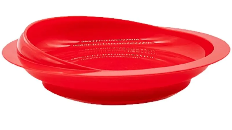 Prato adaptado vermelho com borda elevada e ventosa para ajudar na alimentação