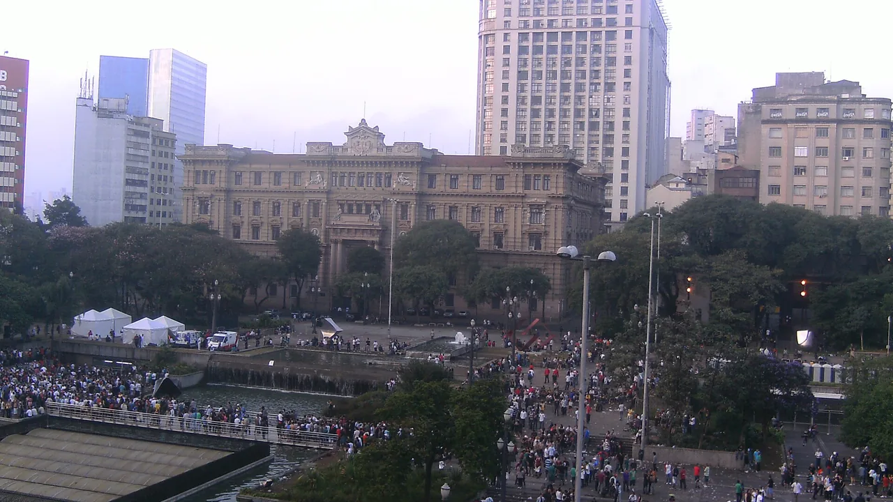 Prédio do Tribunal de Justiça de São Paulo visto a partir de uma praça