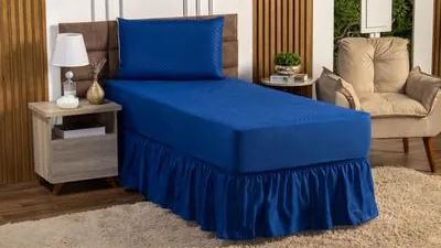 Protetor de colchão impermeável azul instalado em uma cama de solteiro