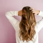 Queda de cabelo em idosos: causas, sinais de alerta e o que fazer