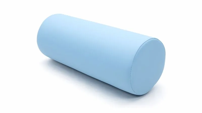 Rolo grande azul-claro para posicionamento de pessoa idosa, visto de lado sobre fundo branco