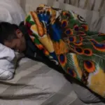 Suor noturno em idosos: causas, sinais de alerta e quando investigar