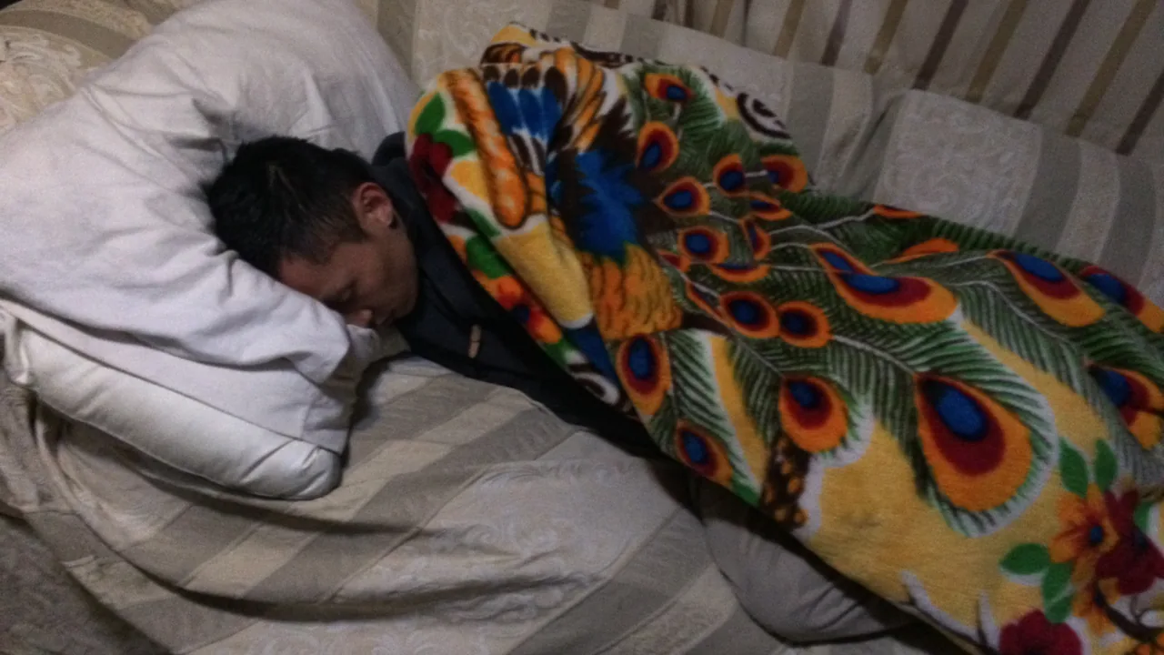 Pessoa dormindo em uma cama durante a noite