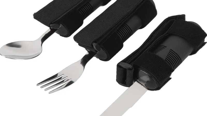 Talheres adaptados com alças ajustáveis para facilitar o manuseio durante as refeições