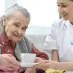 Bandeja de cama para idosos: como escolher um modelo seguro e útil