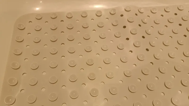 Tapete plástico antiderrapante com ventosas instalado no piso do box do banheiro