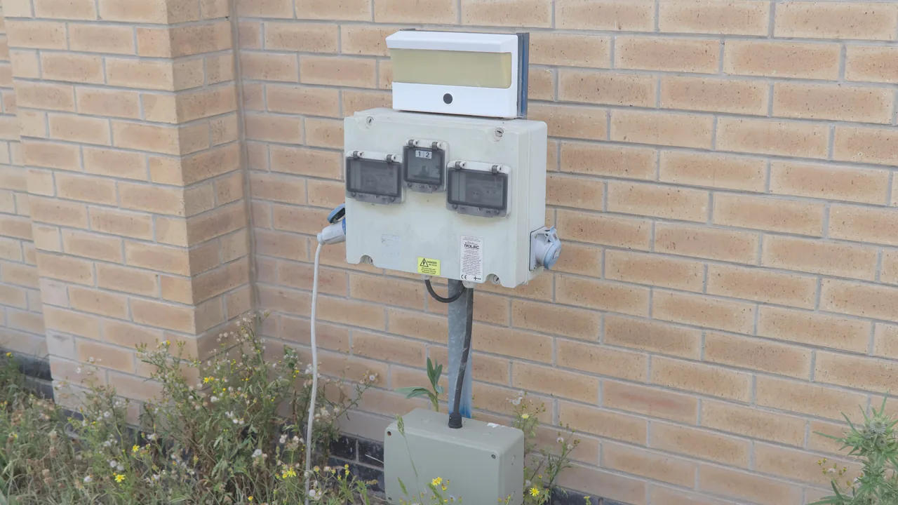 Medidores de energia elétrica instalados na parede de uma residência