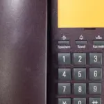 Telefone amplificado para idosos: como escolher volume, teclas e segurança