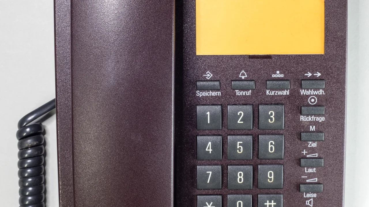 Telefone fixo de mesa com teclas grandes e controle de volume