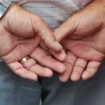 Unhas amareladas em idosos: causas, cuidados e quando investigar