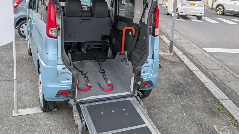 Veículo com rampa e espaço interno adaptado para transportar uma pessoa em cadeira de rodas