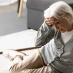 Vertigem ao virar na cama em idosos: quando pode ser VPPB