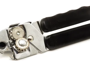 Abridor manual de latas com duas alças pretas e mecanismo metálico; imagem do utensílio.