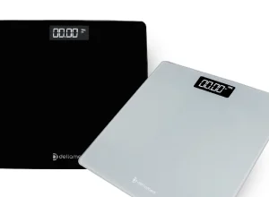 Duas balanças digitais corporais, uma preta e outra branca, com visor iluminado